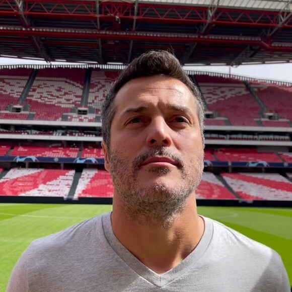 Julio Cesar teria conhecido a suposta amante em um clube de luxo em Milão, na Itália, o JustME. O atleta estava no setor privê e pediu para um funcionário chamar a moça