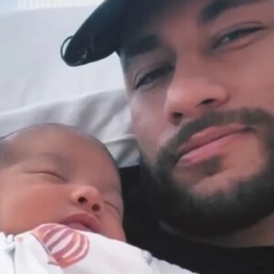 Neymar e Mavie provam semelhança em cada foto