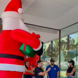 Neymar foi conferir de perto como foi montada a decoração de natal de luxo em sua mansão