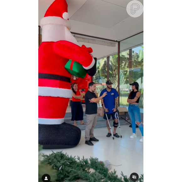 Neymar foi conferir de perto como foi montada a decoração de natal de luxo em sua mansão