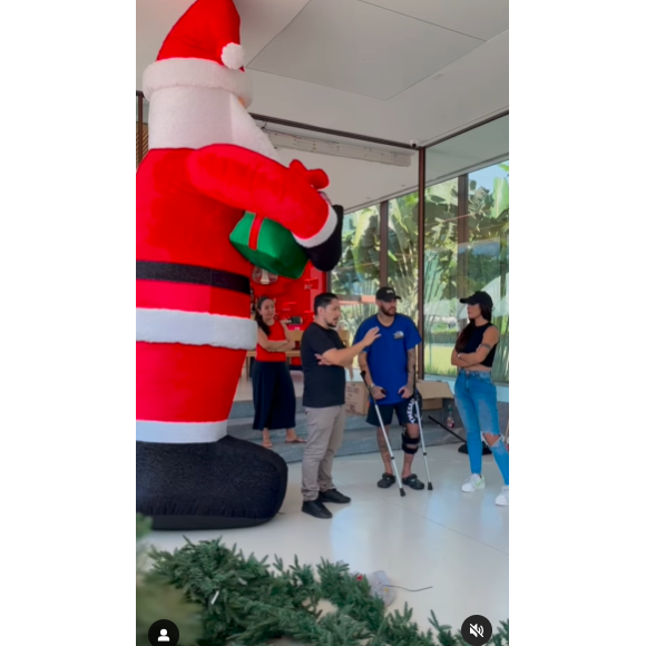 Neymar foi conferir de perto como foi montada a decoração de natal de luxo em sua mansão