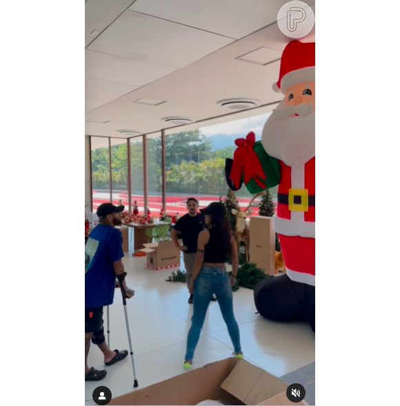 Decoração de luxo de Neymar tem papai noel gigante para em 'pequena vila'