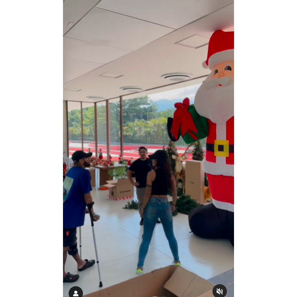 Decoração de luxo de Neymar tem papai noel gigante para em 'pequena vila'