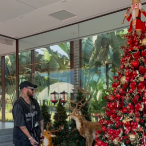 Neymar tem Mavie na árvore e Papai Noel gigante em sua mansão