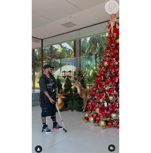 Neymar tem Mavie na árvore e Papai Noel gigante em sua mansão