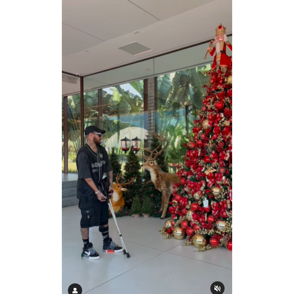 Neymar tem Mavie na árvore e Papai Noel gigante em sua mansão