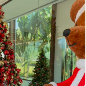 Urso de natal gigante fez parte da decoração de Natal na casa de Neymar que se empolgou em 2023