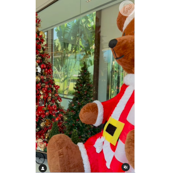 Urso de natal gigante fez parte da decoração de Natal na casa de Neymar que se empolgou em 2023