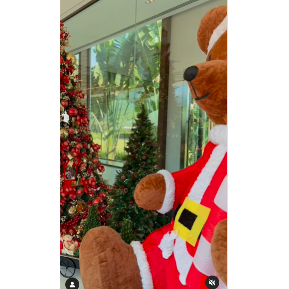 Urso de natal gigante fez parte da decoração de Natal na casa de Neymar que se empolgou em 2023