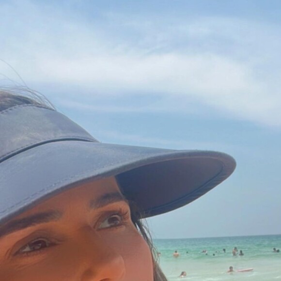 Além de curtir praias da cidade, Deborah Secco sempre dá o que falar por biquínis e fotos ousadas tiradas