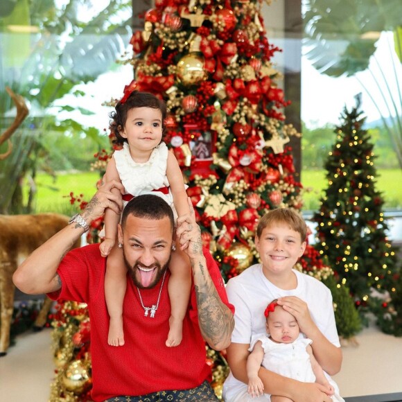 Neymar e o filho, Davi Lucca, com Mavie e a afilhada do jogador