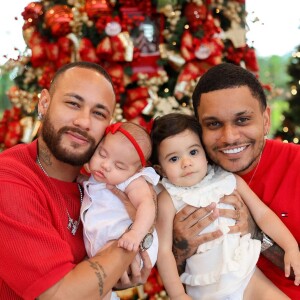 Neymar com um de seus parças e as respectivas filhas