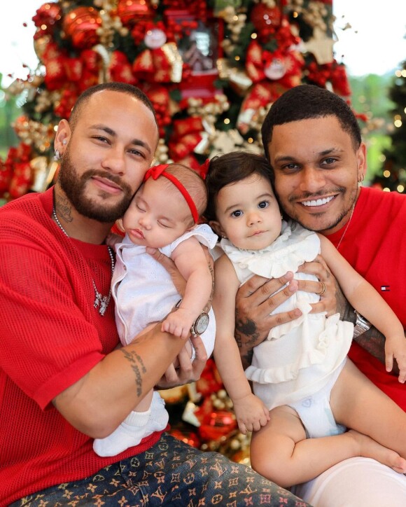 Neymar com um de seus parças e as respectivas filhas