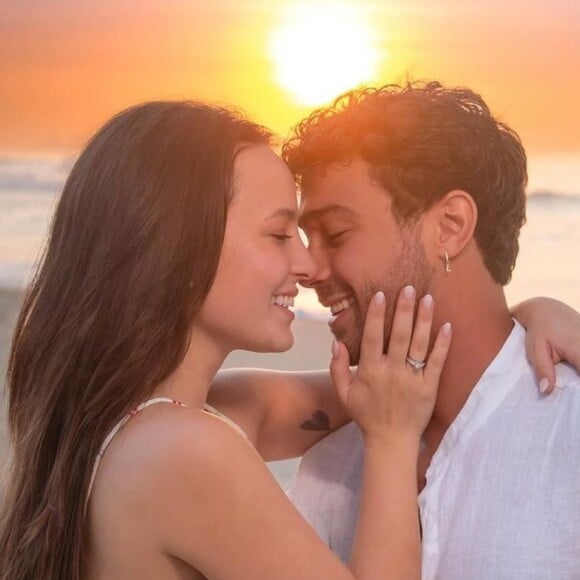 Larissa Manoela e André Luiz Frambach fazem ensaio especial de casamento