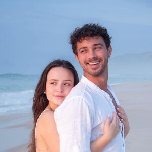 Larissa Manoela e André Luiz Frambach abriram o álbum do ensaio do casamento