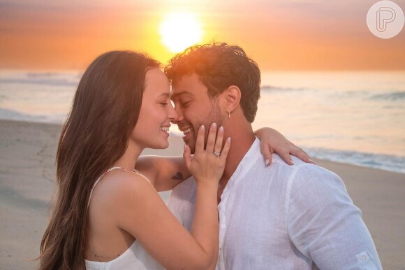 Larissa Manoela e André Luiz Frambach escolheram fazer ensaio do casamento na praia
