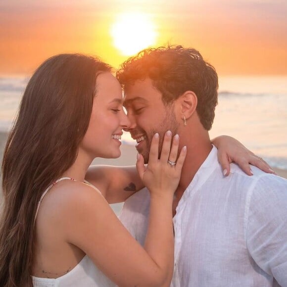 Larissa Manoela e André Luiz Frambach escolheram fazer ensaio do casamento na praia