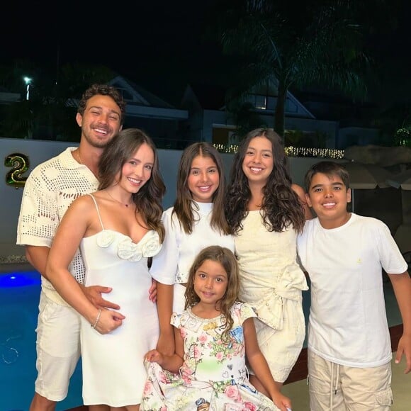 Larissa Manoela passou festa de fim de ano com família de André Luiz Frambach