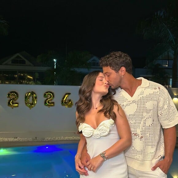 Foto de Larissa Manoela e André Luiz Frambach levantou suspeitas de gravidez