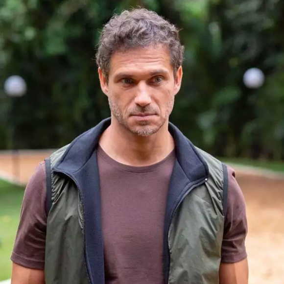 Na novela 'Terra e Paixão', Vinicius (Paulo Rocha) fugirá com Irene (Gloria Píres), mas deixará um sinal para Jurecê (Daniel Munduruku). As cenas irão ao ar a partir do capítulo de terça-feira, 16 de janeiro.