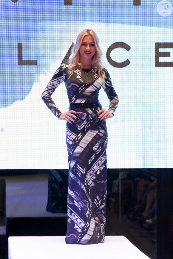 Fiorella Mattheis mostrou elegância ao usar um vestido longo durante lançamento da coleção Inverno da grife My Place