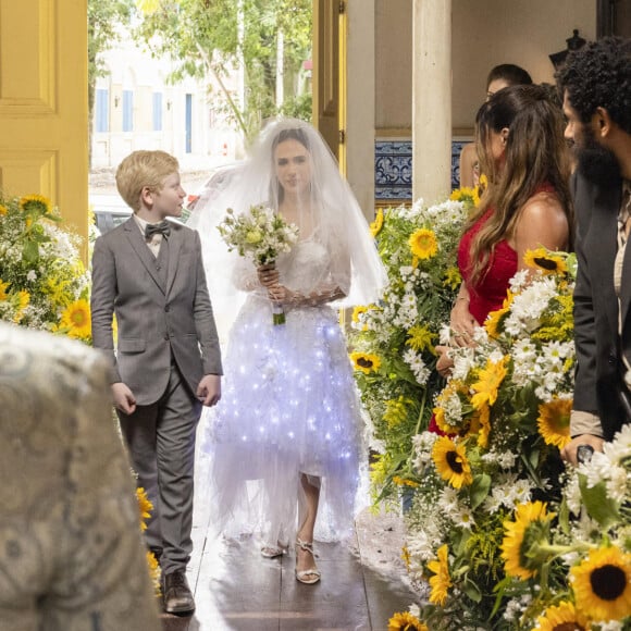 Em 'Terra e Paixão', Anely (Tata Werneck) entra com Cristian (Felipe Melquiades). O vestido todo iluminado, com luzinhas piscando.