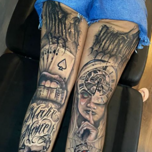 Andressa Urach fez uma aranha, um relógio, uma mulher fazendo sinal de silêncio, uma mulher mordendo um maço de dinheiro, dados, bola de sinuca e mais