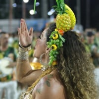 Carnaval 2024: Fabiola Andrade exibe corpo definido com fantasia tropical em ensaio da Mocidade na Sapucaí. Fotos!