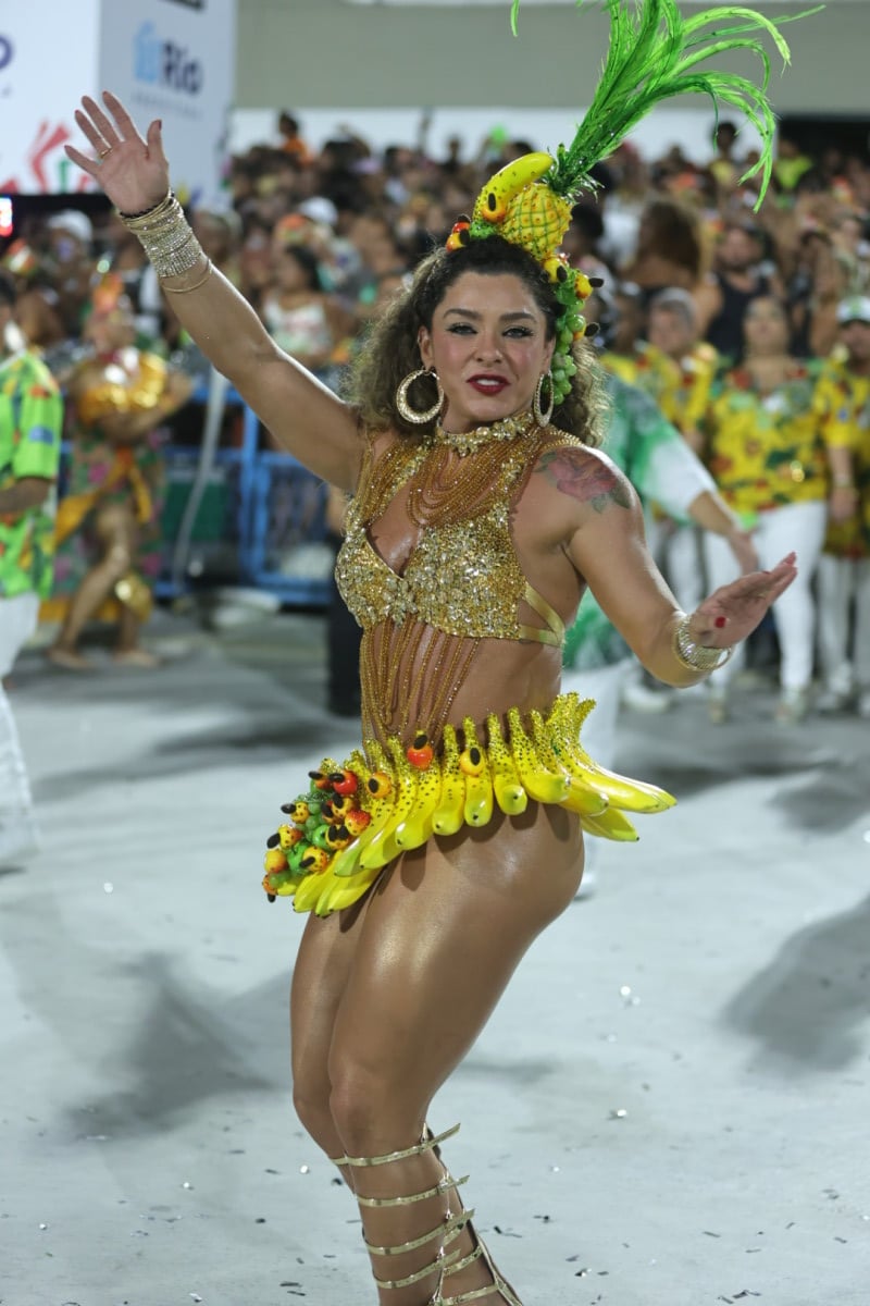 Foto: Fabiola Andrade usou uma fantasia a la Carmen Miranda para ensaio de  pré-carnaval na Sapucaí - Purepeople