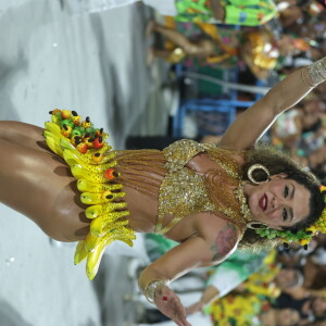 Fabiola Andrade usou uma fantasia a la Carmen Miranda para ensaio de pré-carnaval na Sapucaí