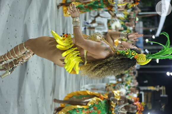 Fabiola Andrade deixou o bumbum à mostra em noite de pré-carnaval na Sapucaí