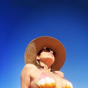 Amante de sol e calor, Leticia Spiller também não dispensa um dia de praia e resolveu mostrar sua sensualidade aos fãs