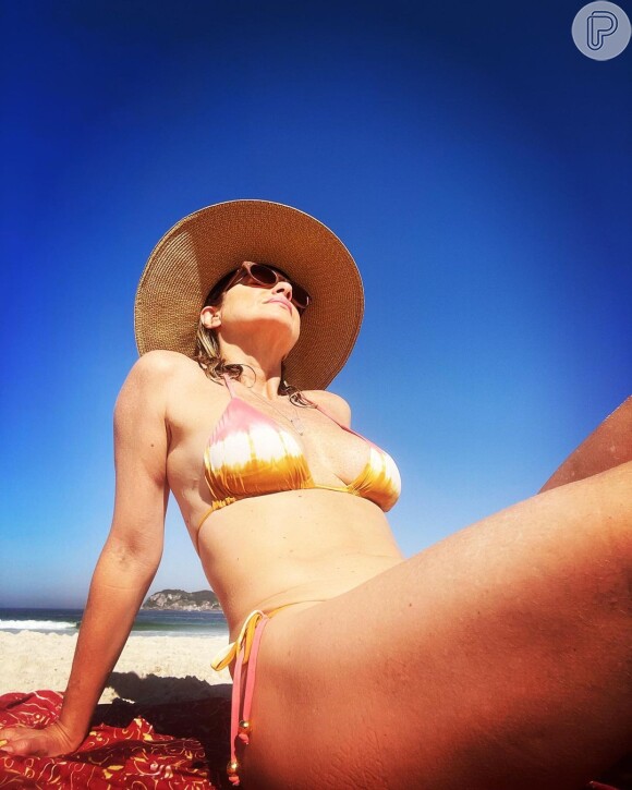 Amante de sol e calor, Leticia Spiller também não dispensa um dia de praia e resolveu mostrar sua sensualidade aos fãs