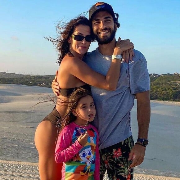 Deborah Secco é casada com Hugo Moura e mãe da pequena Maria Flor