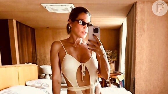 Flávia Alessandra usa maiô cavadíssimo em banho de piscina durante viagem para Maceió