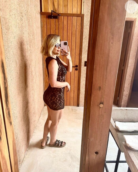 Além do maiô, Flávia Alessandra também posou com um vestidinho preto colado em fotos para o Instagram
