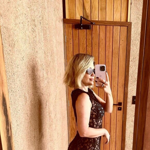 Além do maiô, Flávia Alessandra também posou com um vestidinho preto colado em fotos para o Instagram