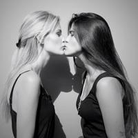 Antonia Morais e Yasmin Brunet se beijam contra a homofobia