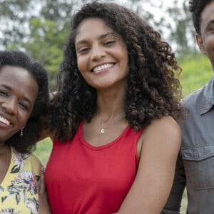 Quer look para show sertanejo simples? Se inspire na roupa usada por Aline (Bárbara Reis) que usou e abusou de regatas, diversas cores, jeans cintura alta, cinto de fivela e coturno