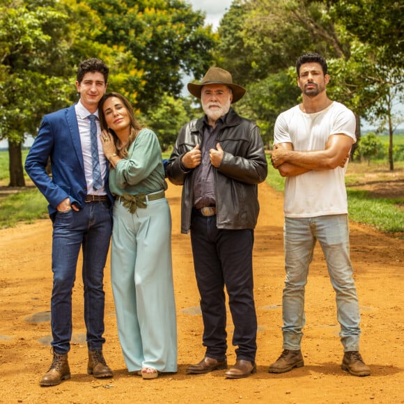 Antônio de 'Terra e Paixão' usou um look sertanejo na medida: Chapeú, cinto de fivela, bota marrom, calça jeans, camisa e jaqueta de couro preta