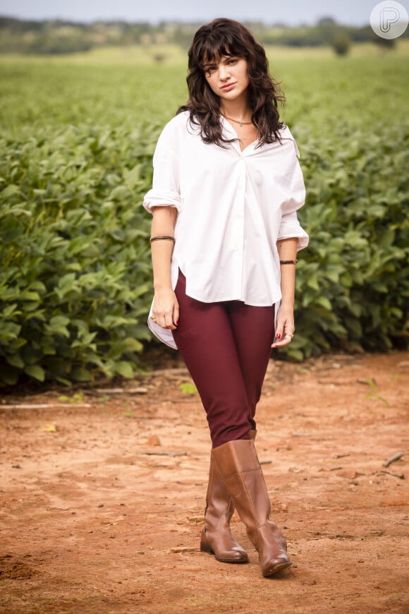 Em 'Terra e Paixão' Petra ainda apresentou outro look sertanejo perfeito: Camisa country feminina branca grande, legging vinho e bota marrom cano alto