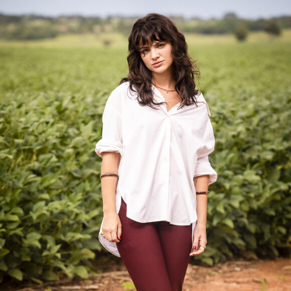 Em 'Terra e Paixão' Petra ainda apresentou outro look sertanejo perfeito: Camisa country feminina branca grande, legging vinho e bota marrom cano alto