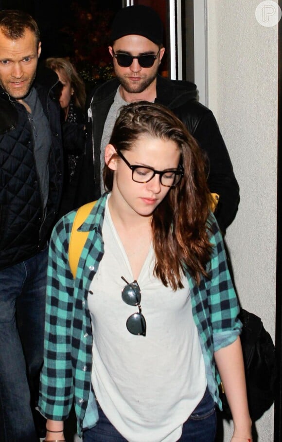 Kristen Stewart e Robert Pattinson chegam a Los Angeles, nos Estados Unidos, em novembro de 2012