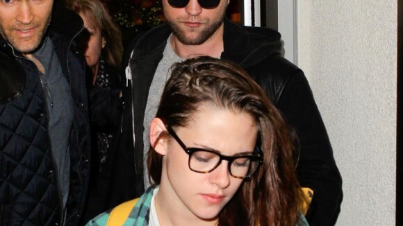 Kristen Stewart e Robert Pattinson desembarcam juntos em Los Angeles, nos EUA