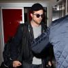 De mochila nas costas, Robert Pattinson desembarca em Los Angeles