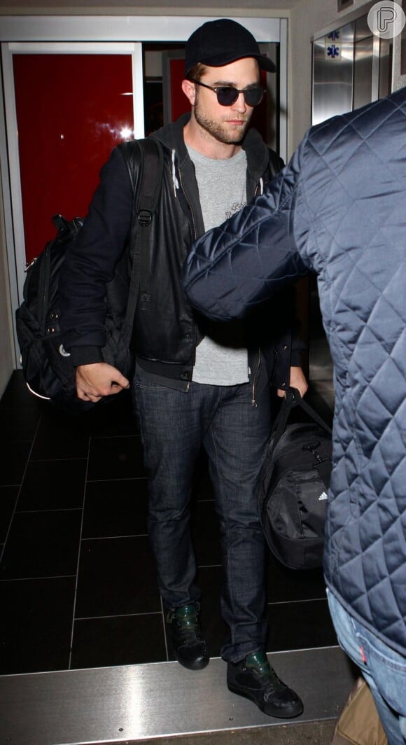 De mochila nas costas, Robert Pattinson desembarca em Los Angeles