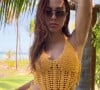 Usando um conjunto de crochê amarelo ousadíssimo, Anitta mostrou sua barriga sarada em um vídeo nas redes sociais