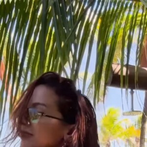 Anitta também rebolou muito ao som de sua música e ostentou um bumbum GG redondinho