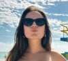 Larissa Manoela exibe corpão e puxa alça de biquíni em praia nos Estados Unidos