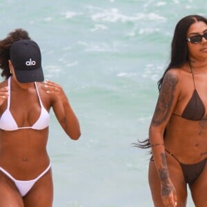 Ludmilla e Brunna Gonçalves são flagradas em praia do Rio de Janeiro e chamam atenção com corpo em biquíni fio-dental